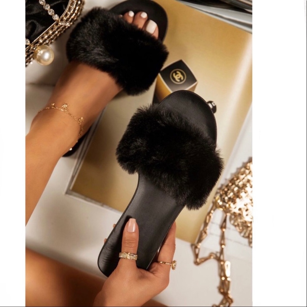 Queen Slippers Black